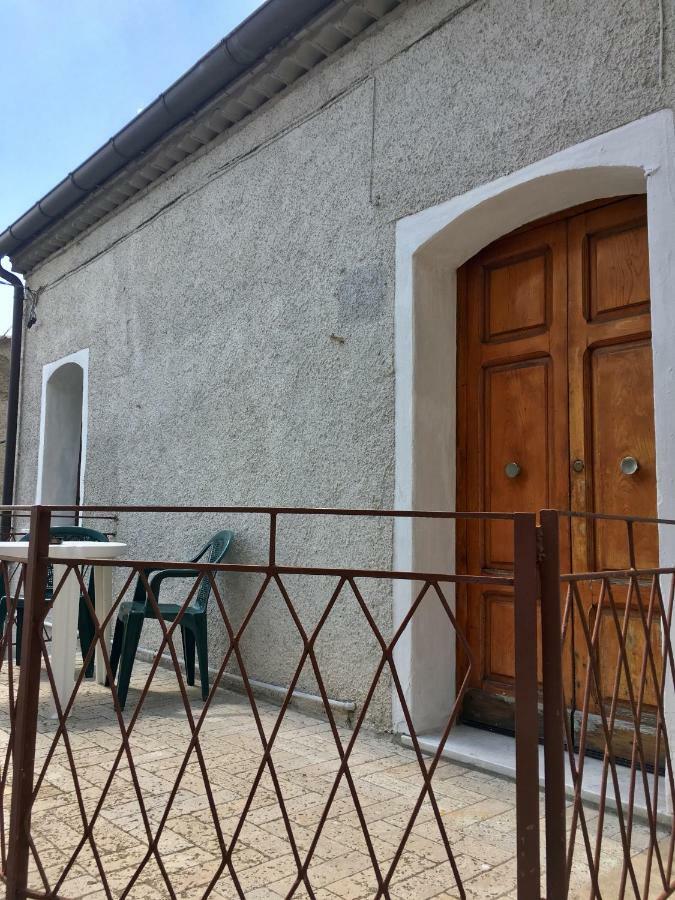 Apartamento La Via Di Fuga Pietrapertosa Exterior foto